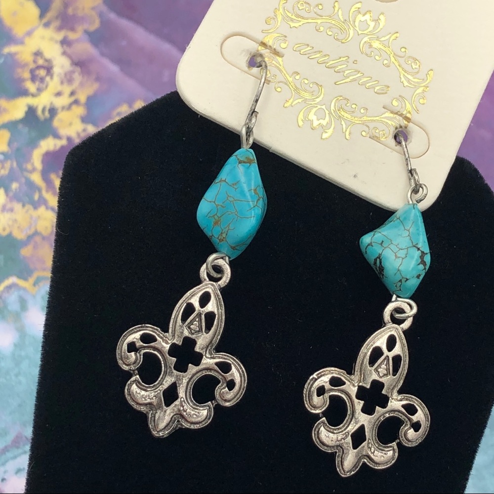 🌼 Turquoise Chip Stone Fleur De Lis Silve Dangle Earrings